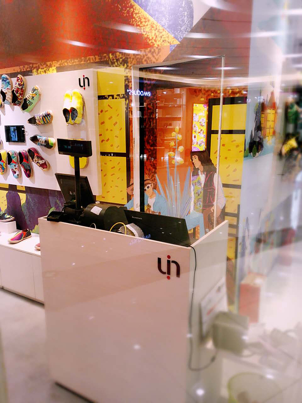 uin旅游鞋店面形象插画