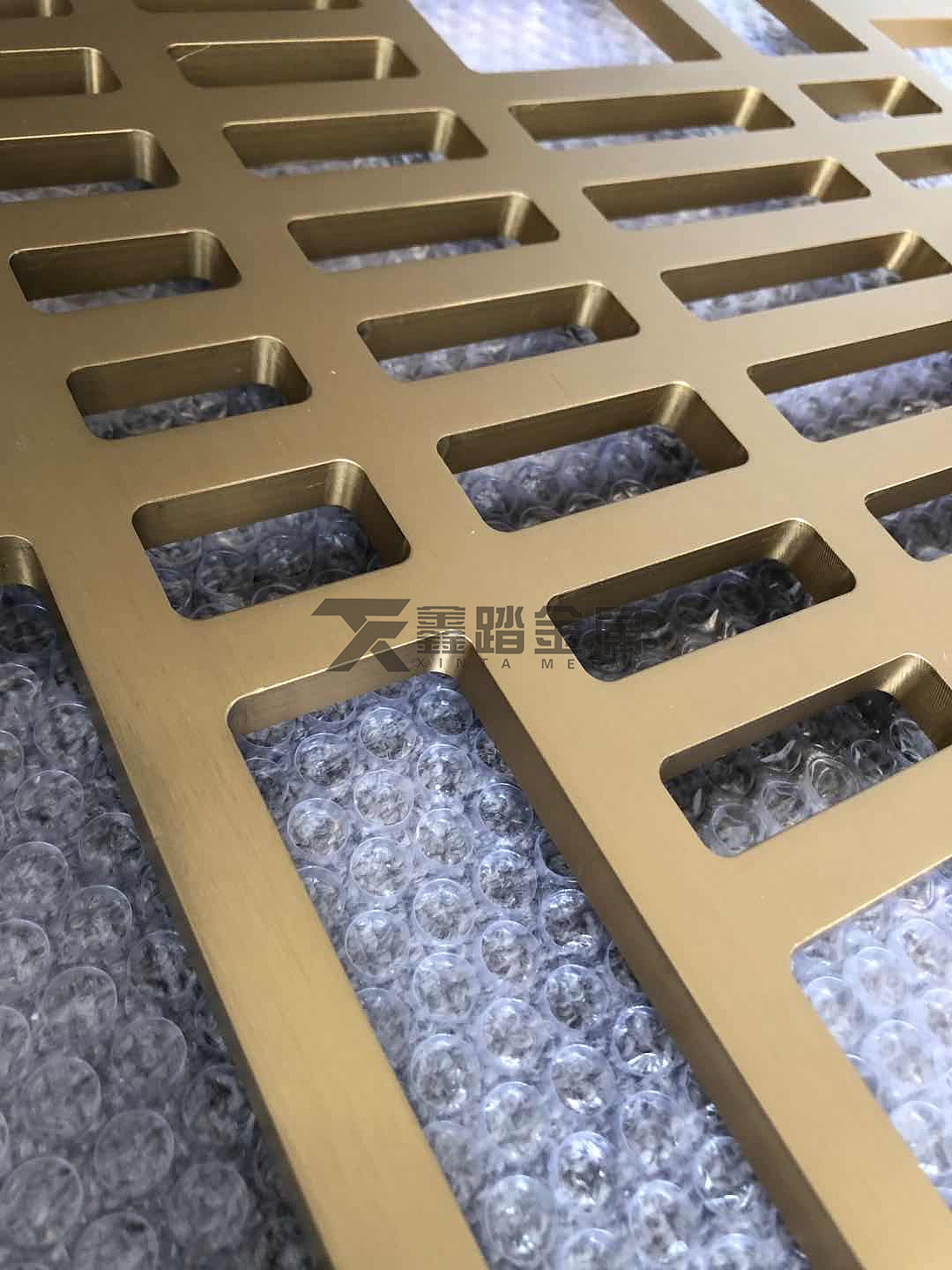 拉丝钛金铝板雕刻屏风、沿袭至今的金属装饰隔断实物图