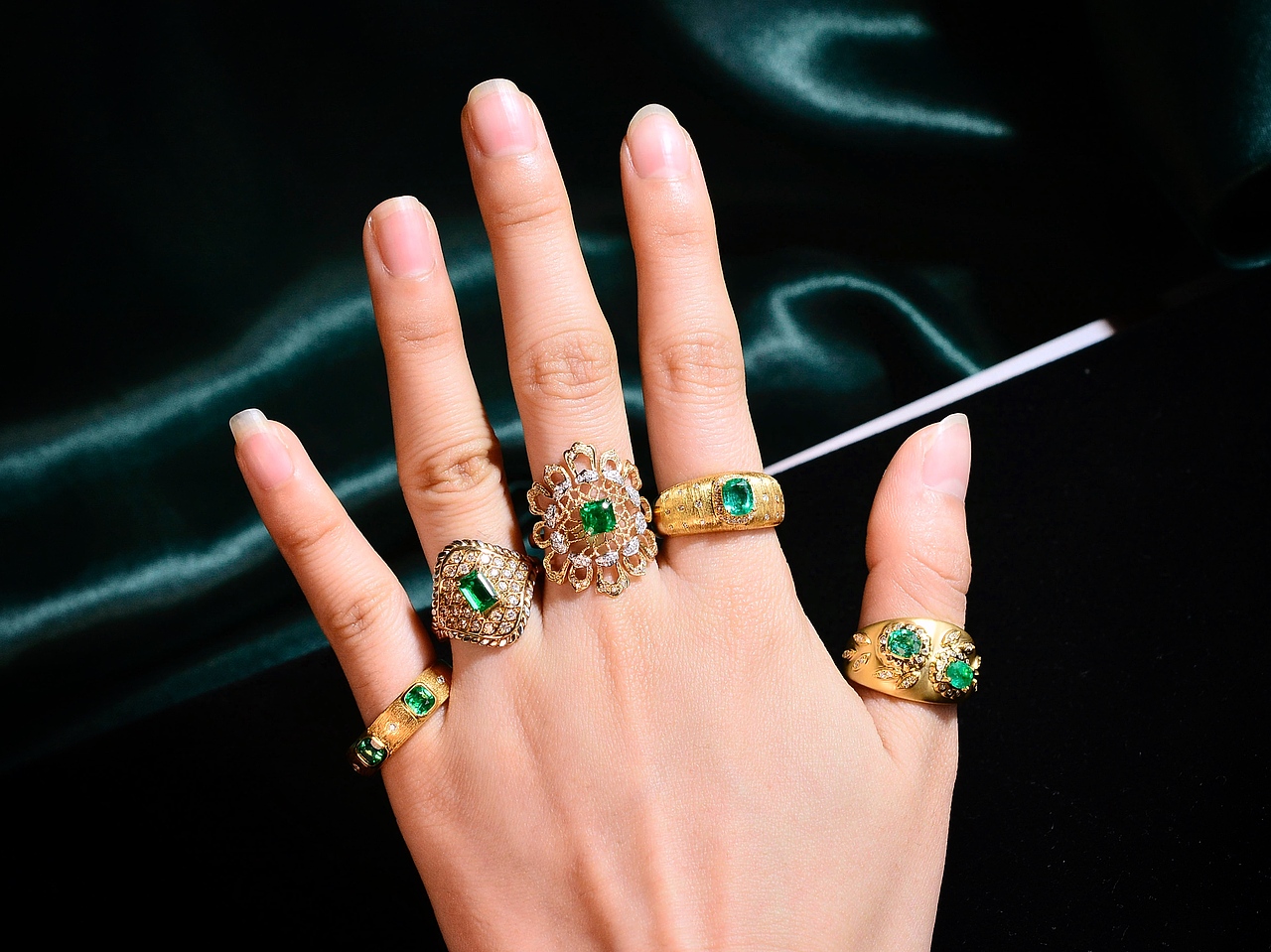 祖母绿与金色的搭配，一个明艳动人，一个熠熠生辉