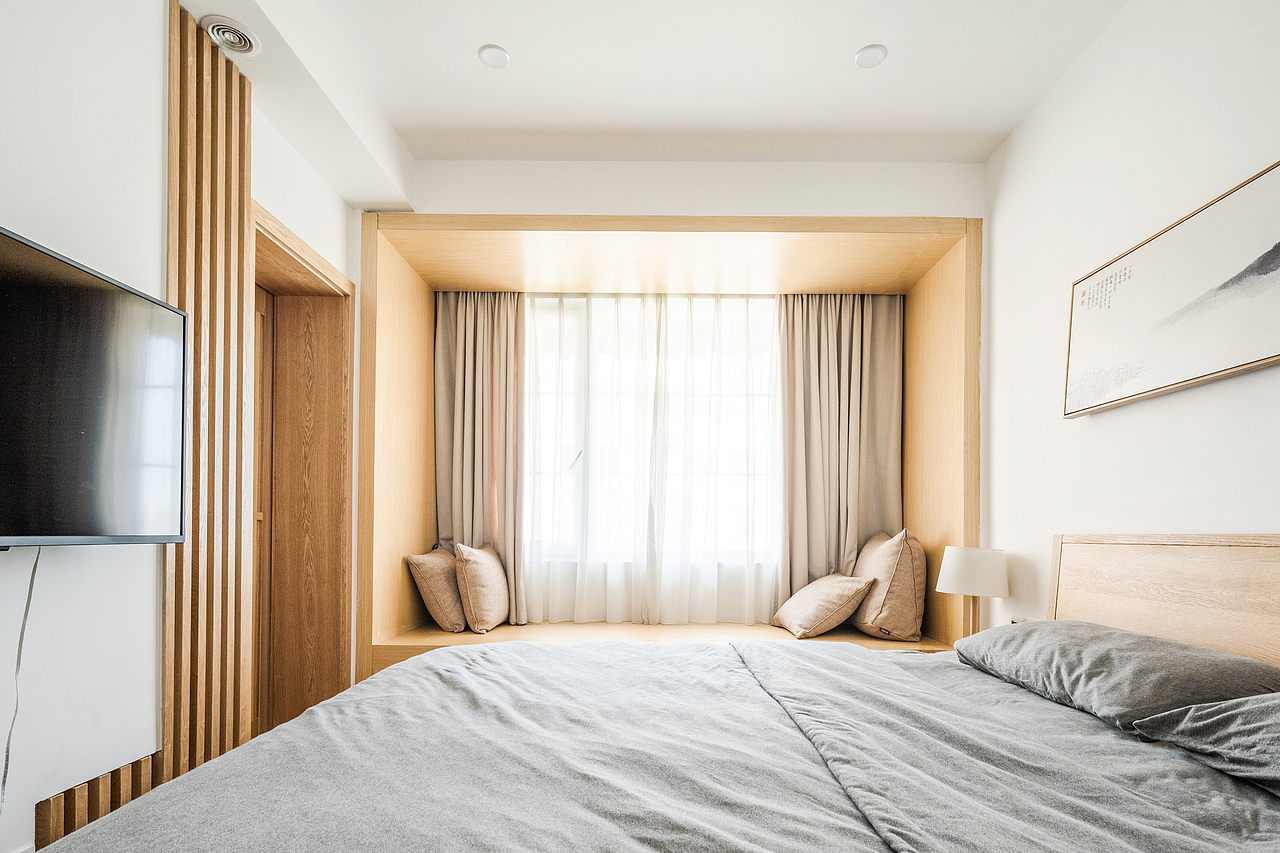 老人房飘窗的设计采用色调舒适的木饰面,让身在其中的人不由的想坐在飘窗上看书喝茶。