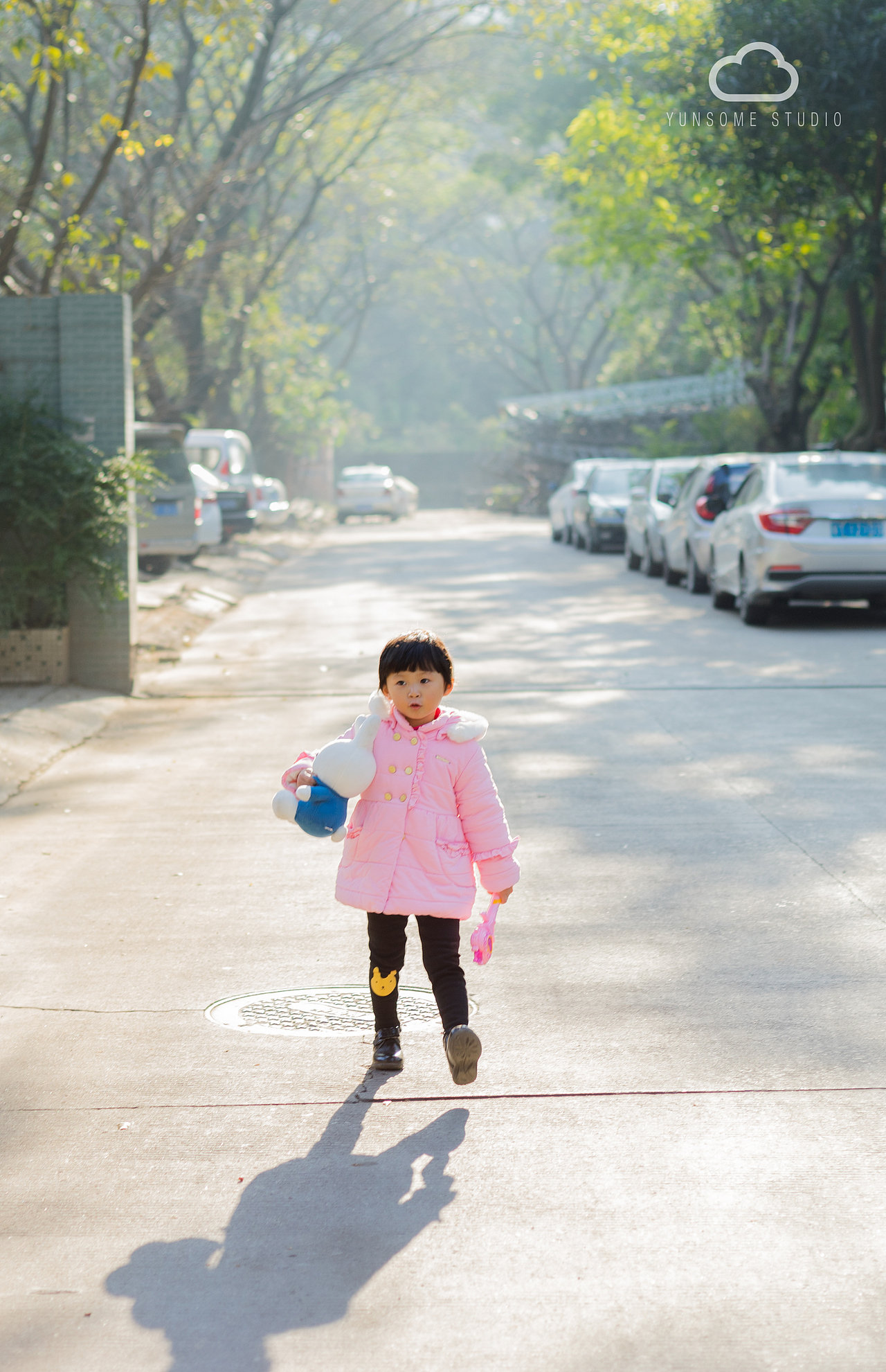 洒满晨光的街（图ZNjc3MjM2NzI=） - 人像摄影 - 站酷设计师yunsome原创素材 - 站酷ZCOOL