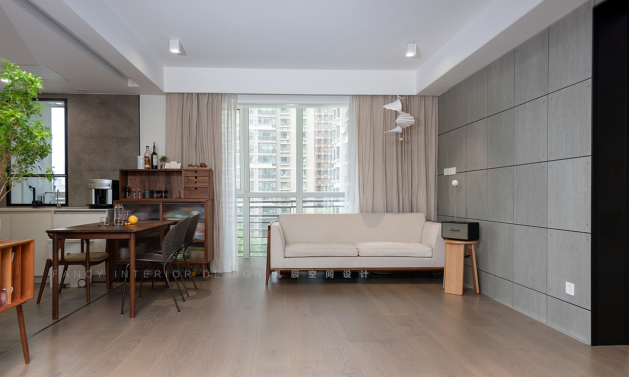 屋主比较喜欢用沙发作为分界线,与阳台划分开,沙发背面是小朋友的书桌和玩具,从这个角度看过去,完全看不到沙发背面的桌椅和玩具,通常屋主都会坐在沙发上看书,小朋友坐在沙发背面自己的小书桌上学习,也是非常和谐的一幕。