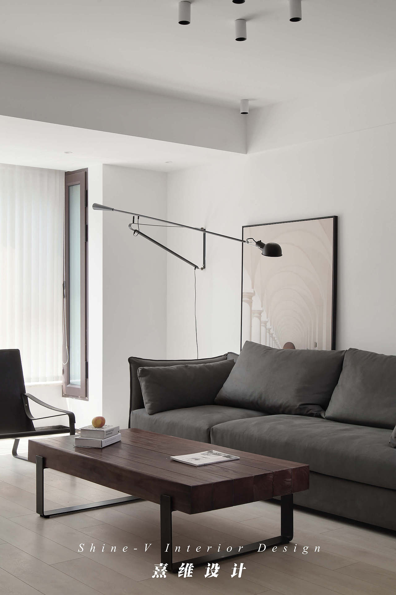 简单的光源布置,有主次、远近,足以在夜晚满足照明需求与烘托气氛。深灰的绒面沙发搭配皮质、纤薄的靠椅,与深色的茶几的搭配是浅色空间中深邃的沉淀。