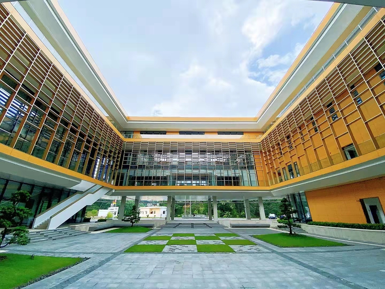 珍珠红·真正纯大楼内景