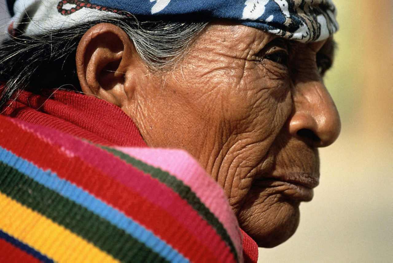 炯炯有神的老人