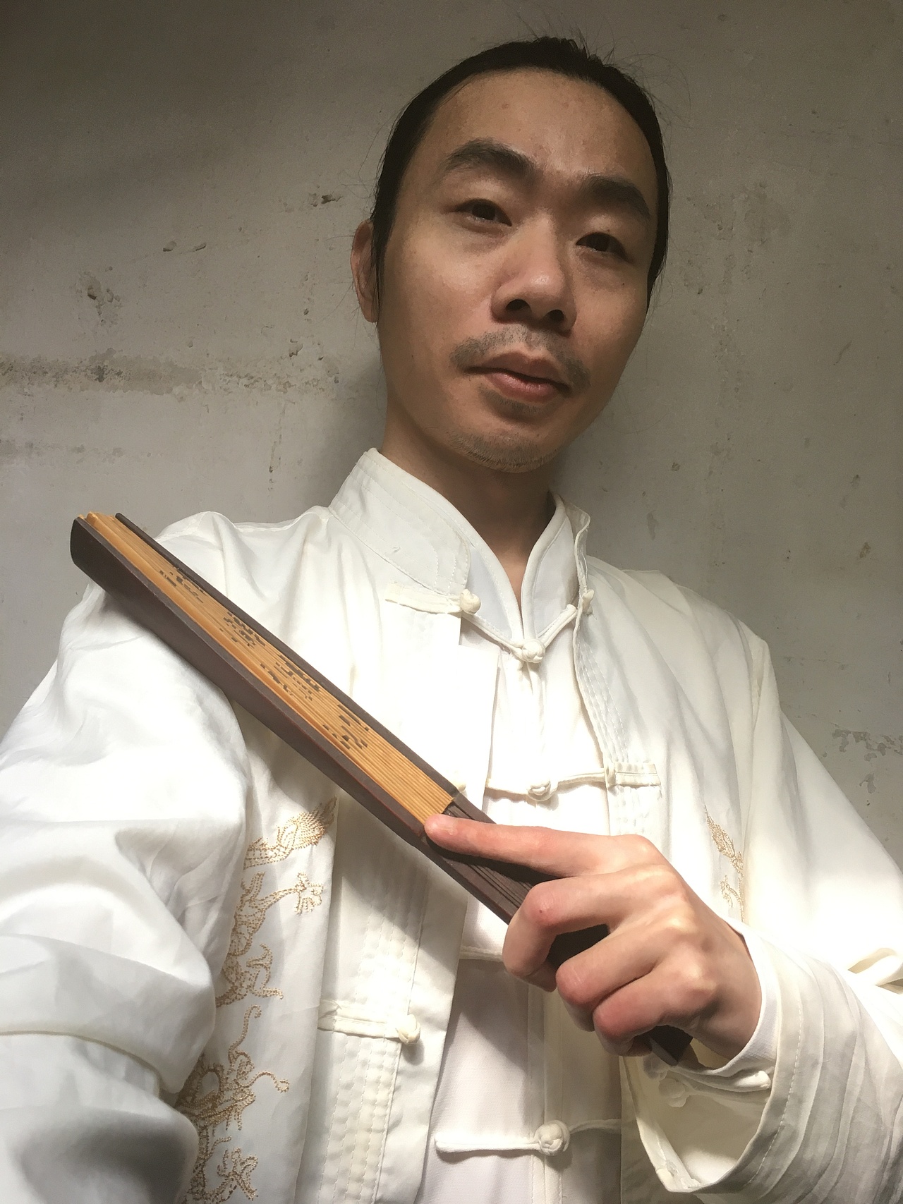 邓赟崽摄影套图之白衣说书人（图ZMzAzNzQ2NzM2） - 人像摄影 - 站酷设计师邓赟崽原创素材 - 站酷ZCOOL