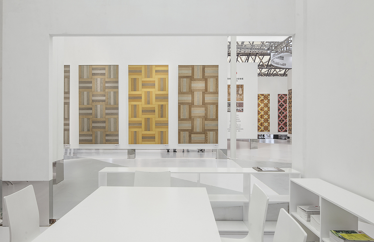 VIP室隐私墙的高度经过精心设计,在人眼高度上隐藏起所有的内部活动,同时墙体抬高了一定的高度,能让参观者感受到内部而存在,并使室内空间拥有充足的自然光线。展厅软装以及装饰画上私人定制,色彩与纯白色的交织。