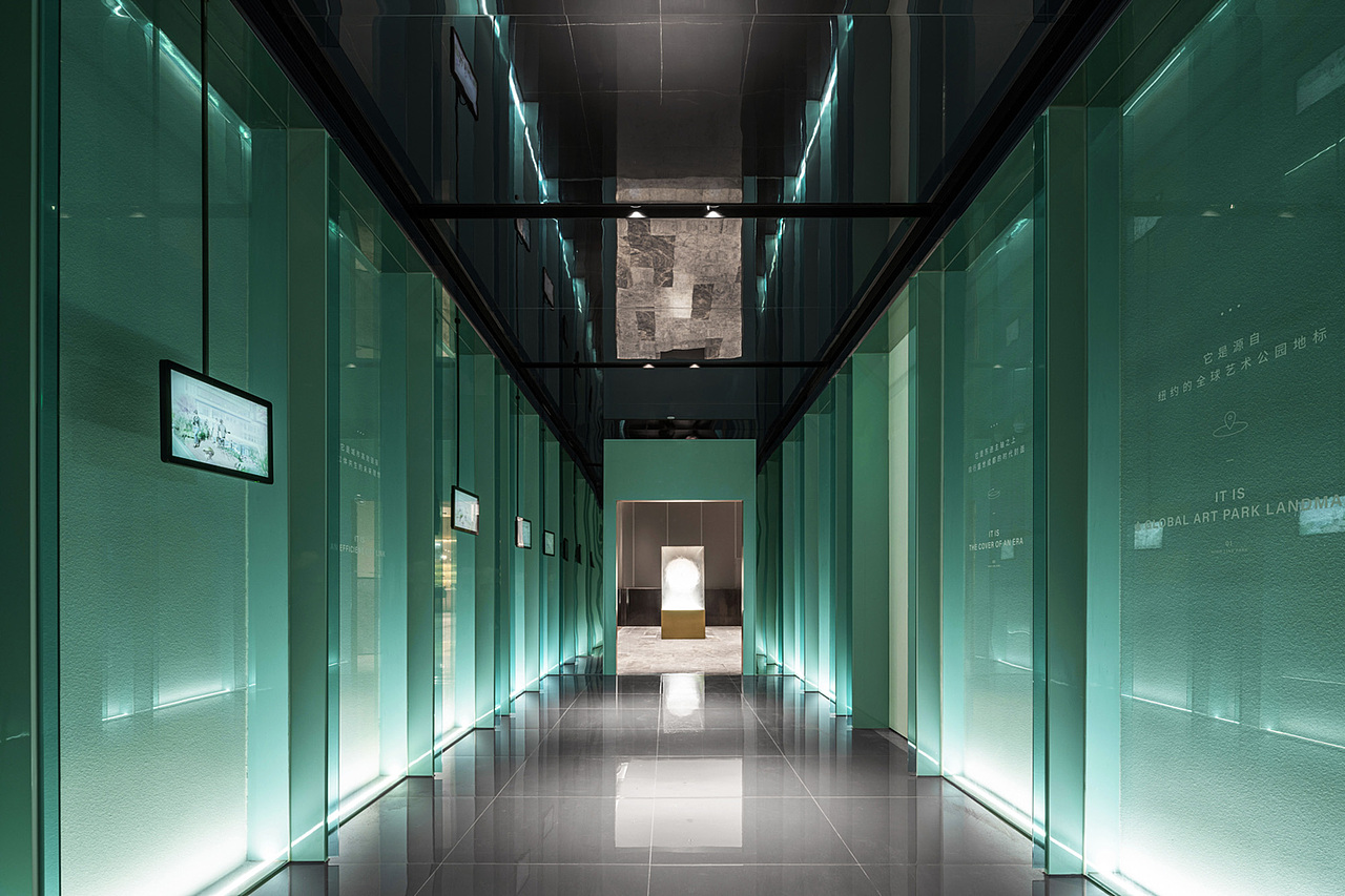 着项目的未来与现在,镜面与玻璃材质的使用让走廊延伸了时间与空间