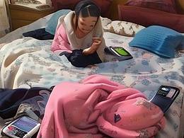 玩手机的少女