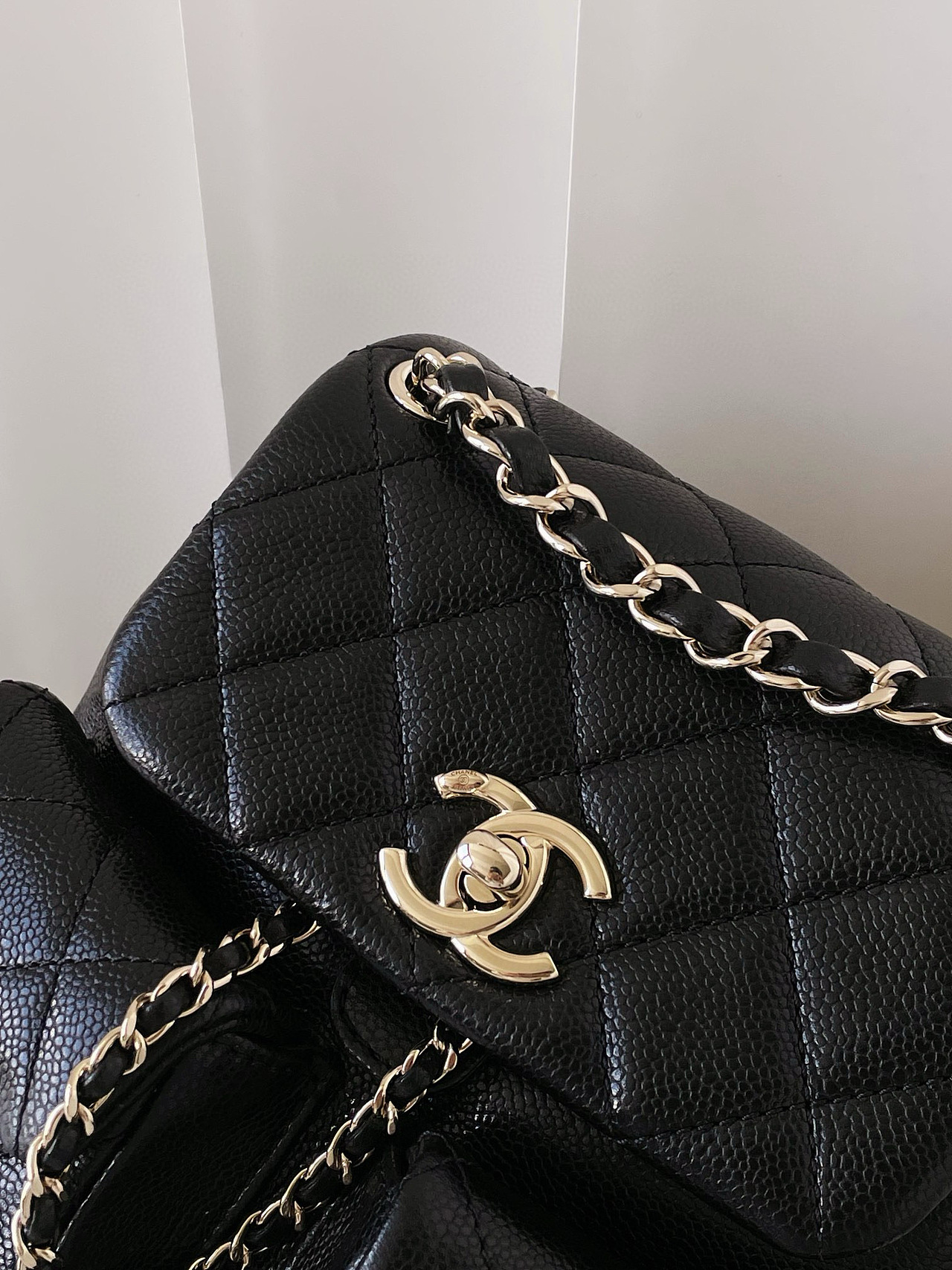 Chanel duma双肩包（图ZMzczMDIzODMy） - 产品摄影 - 站酷设计师joyiGuan原创素材 - 站酷ZCOOL