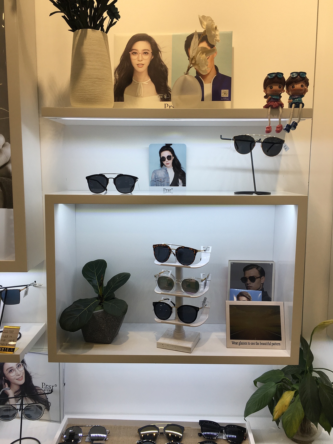 眼鏡店裝修/慕梓眼鏡店裝修設(shè)計(jì)/時(shí)尚商場(chǎng)店/眼鏡陳列（圖ZMjMzMTgzNzU2） - 展陳設(shè)計(jì) - 站酷設(shè)計(jì)師sxipeng原創(chuàng)素材 - 站酷ZCOOL