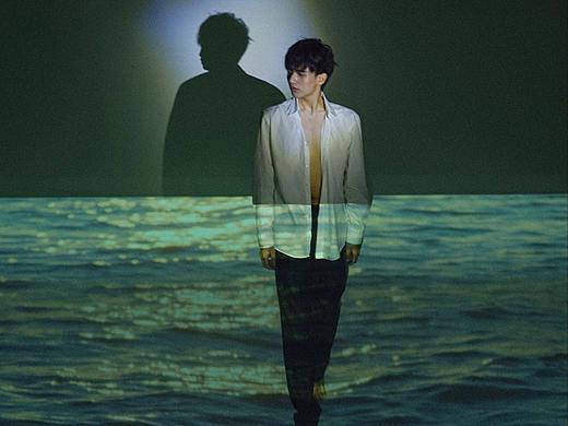 他在海的曲波中漫舞（個人主頁-ZNTI2MzY5NDA=） - 人像攝影 - 站酷設(shè)計師xurr原創(chuàng)素材 - 站酷ZCOOL