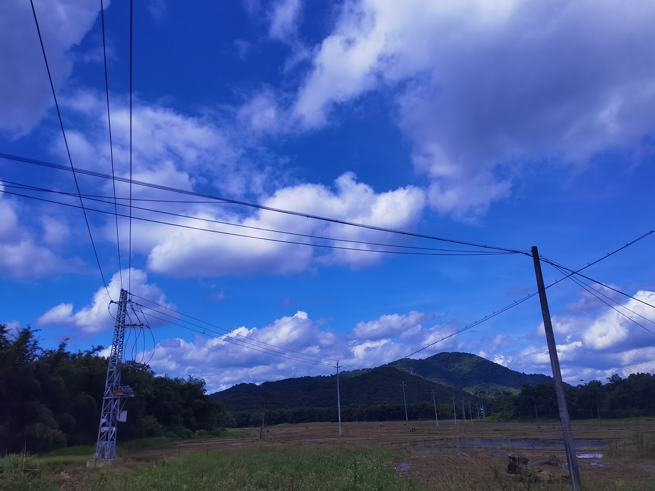 乡村是永远的乡村,而我记住了那片云。