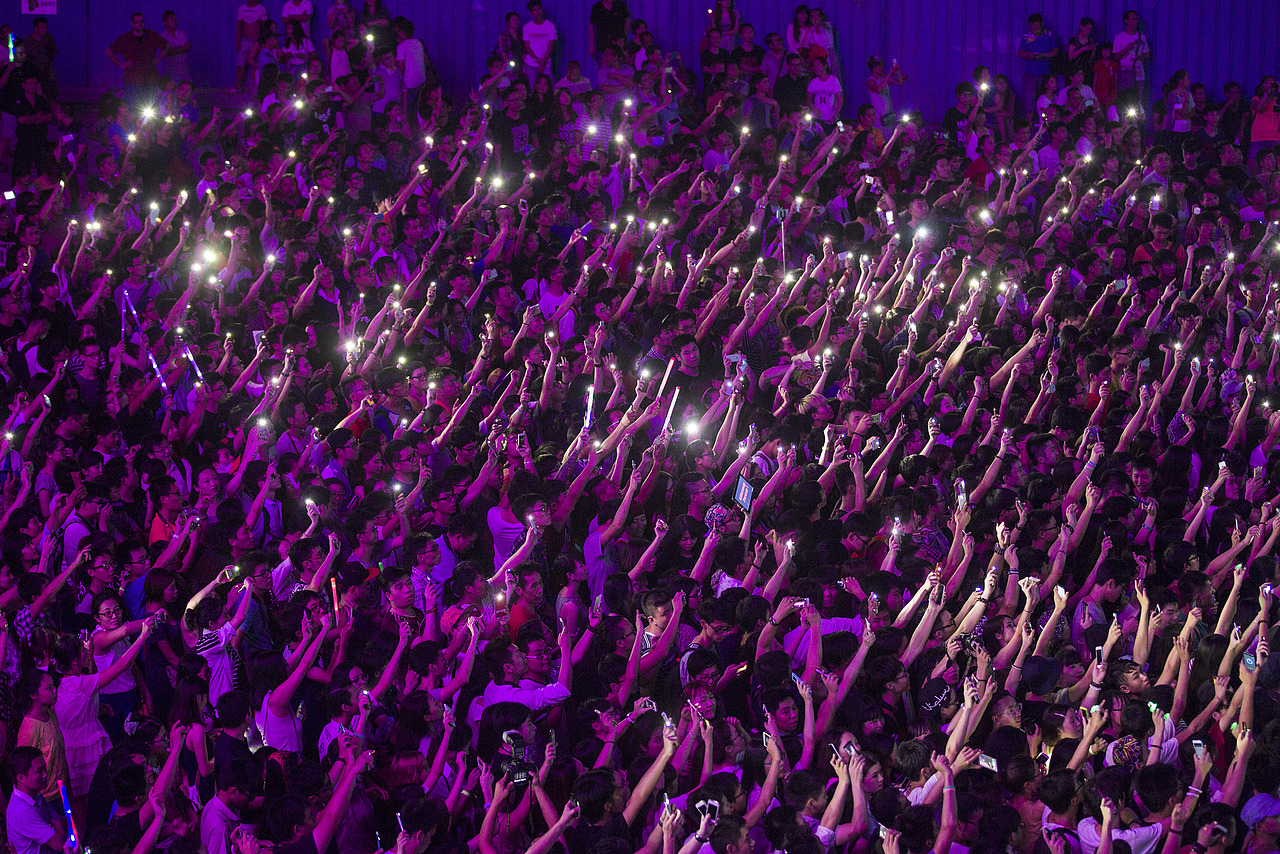 摄影师历时四年拍下“中国式围观”