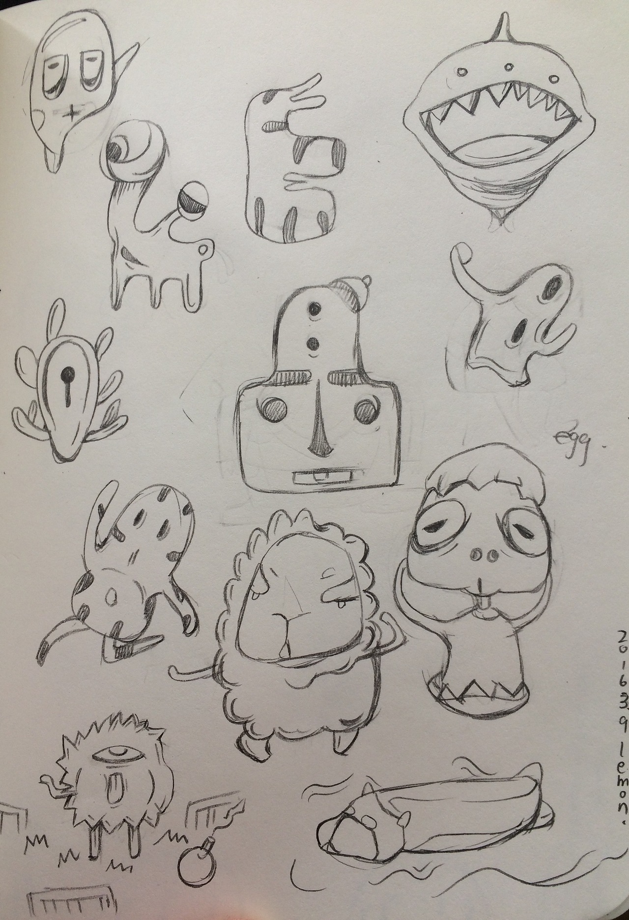 就用水笔画了两条变异的鱼 一条剁椒鱼头 一条海蛟鱼 别问为什么 因为