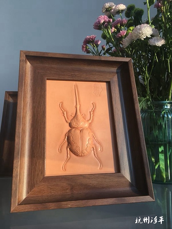 一只长鼻子皮塑浮雕昆虫