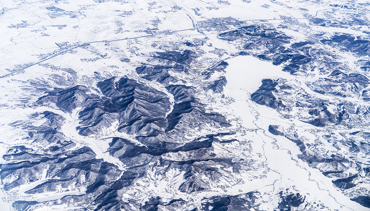 从北京飞往长白山的航班上拍的
