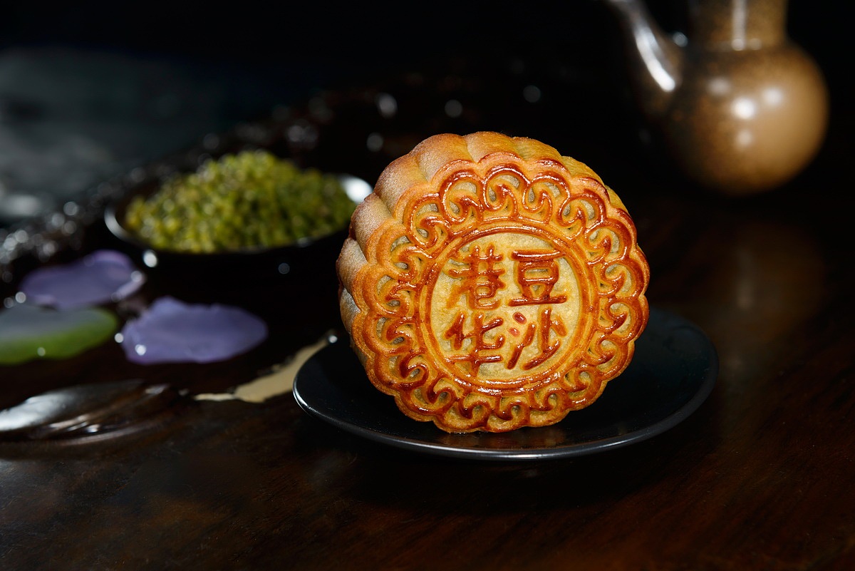 月饼豆沙蛋黄月饼拍摄