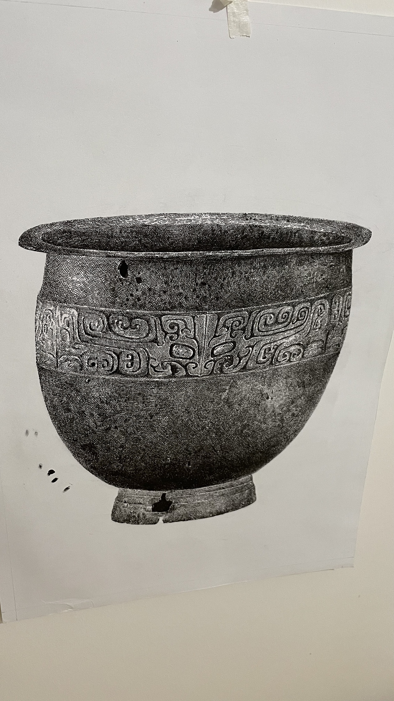 簋流行于商朝至东周时期,是中国青铜器时代标志性的青铜器具之一。簋是和鼎配合使用的重要礼器。除了作为礼器之用,簋亦是古代汉族用于盛放煮熟的饭食的重要器具,古人将黍、稷、稻、粱等熟食皆盛放其内,《说文》释“簋,黍稷方器也。”《韩非子·十过》中亦有“臣闻昔者尧有天下,饭于土簋,饮于土簠”的记载,这簠与簋都是盛放黍、稷、稻、粱的食器,同时也是与鼎组合的礼器。