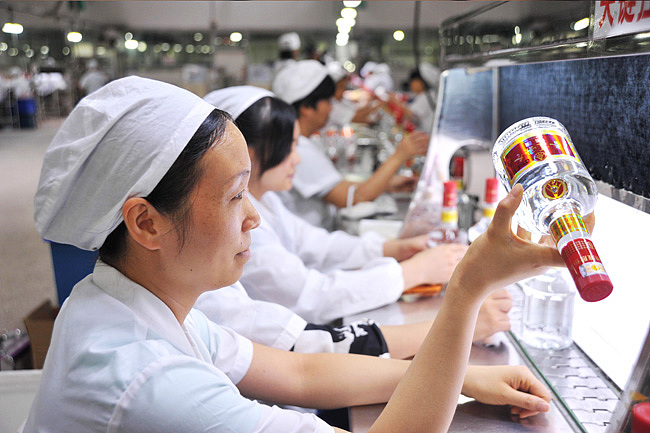 52度春夏秋冬精酿在宜宾五粮液股份有限公司生产线上