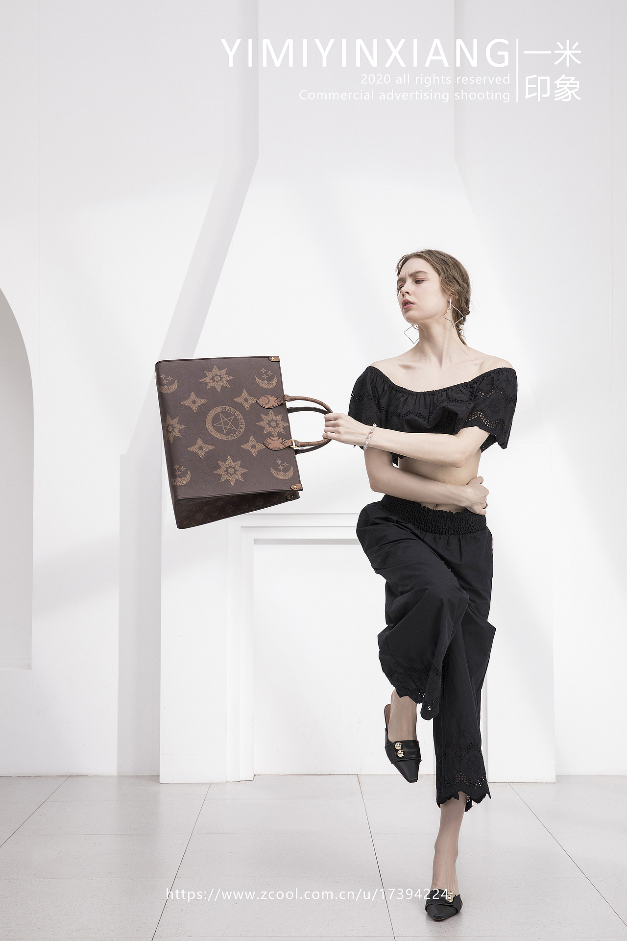 包包模特图白色场景简约欧式