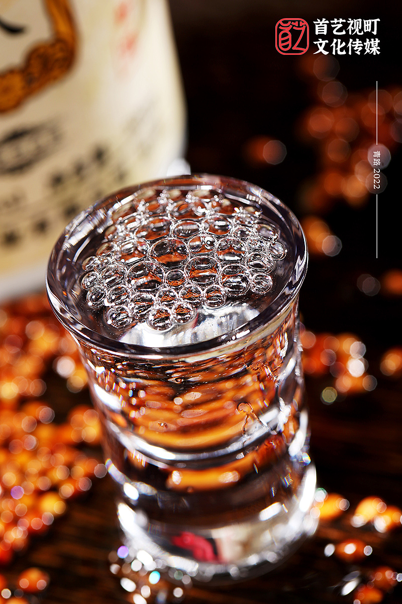任老八 尝尝好酒 贵州仁怀酱香型白酒摄影
