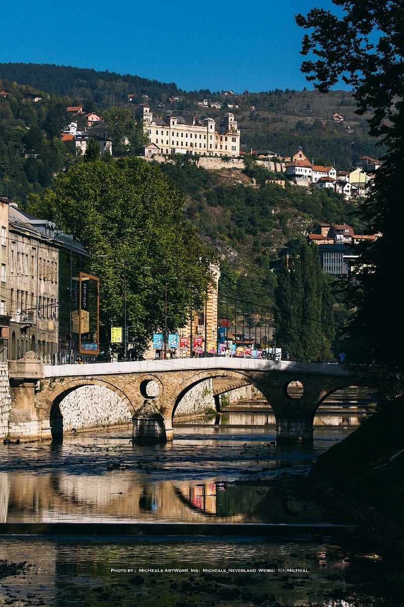 好嘞这是第二座桥，他更有名一些，拉丁桥（Latinska Cuprija）1914年6月28日，奥匈帝国皇位继承人斐迪南大公夫妇在此桥的东侧桥头附近被塞尔维亚民族主义者普林西普枪杀。