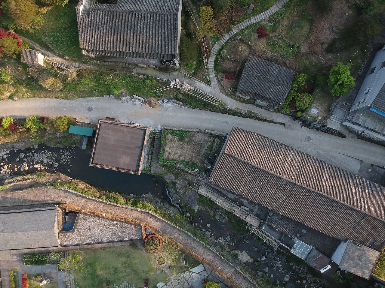 村口发电站改造的小酒吧,传统材料留住江南古村记忆!