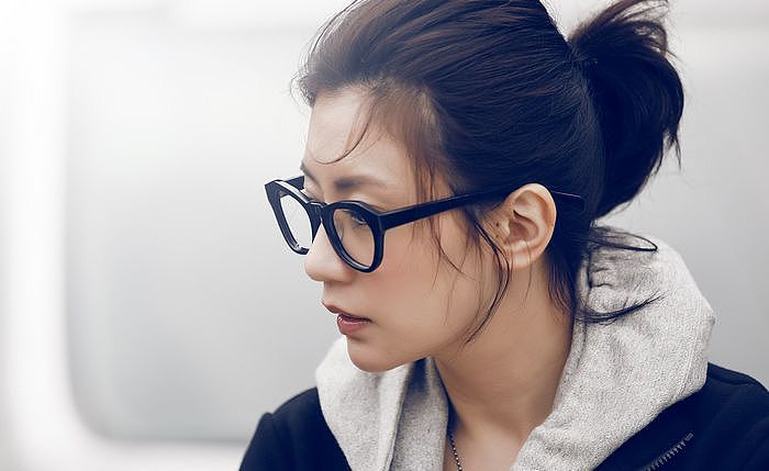 一路山路的颠簸后,看的出她已是满身疲惫