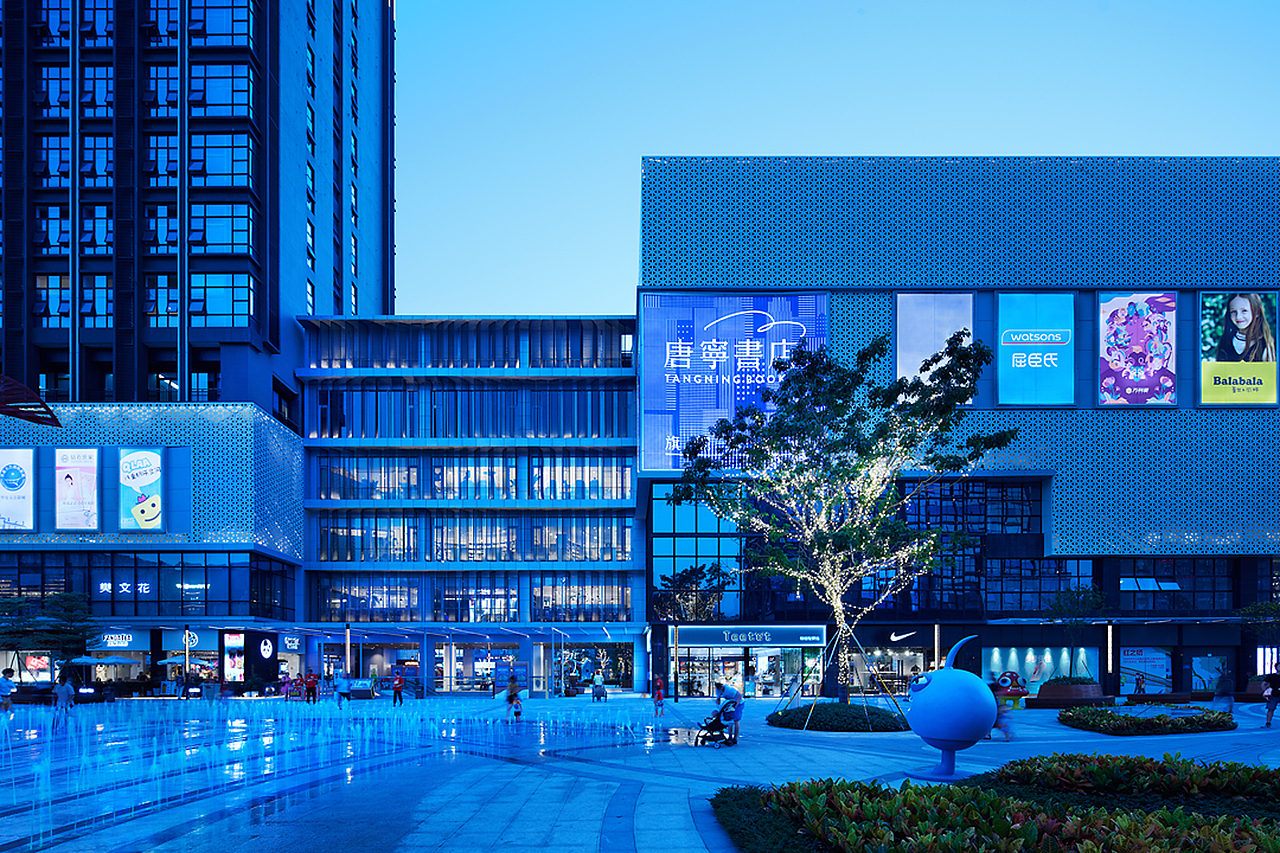 在写字楼、公寓、酒店环绕的社区商业综合体中,挑空连廊两面的建筑表皮均为玻璃幕墙
东西朝向优势使得空间内部通透且充满自然光照。唐宁书店就位于连廊的二至四层,总面积约2000平方米