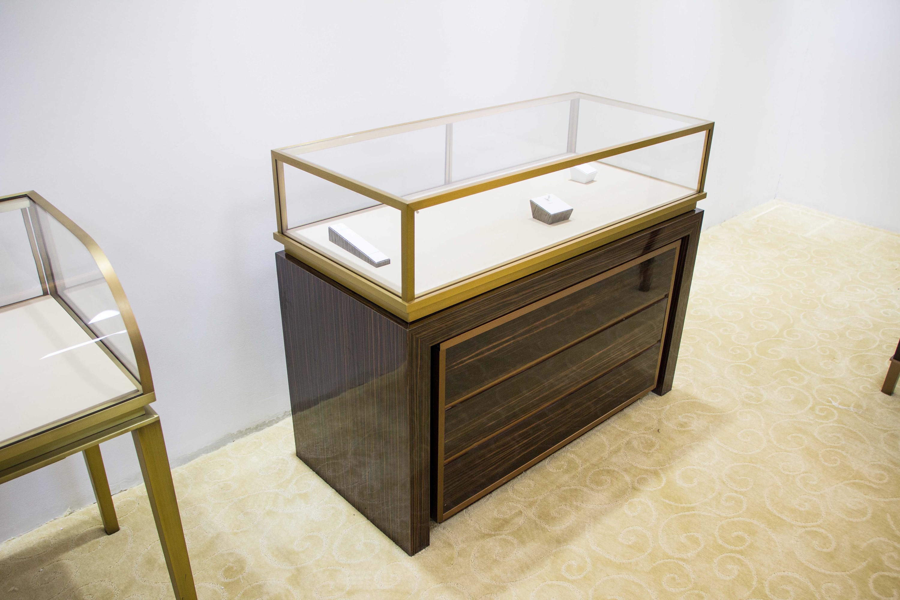 木纹珠宝直柜-珠宝展柜|空间|展示设计 |网设珠宝展柜 - 原创作品