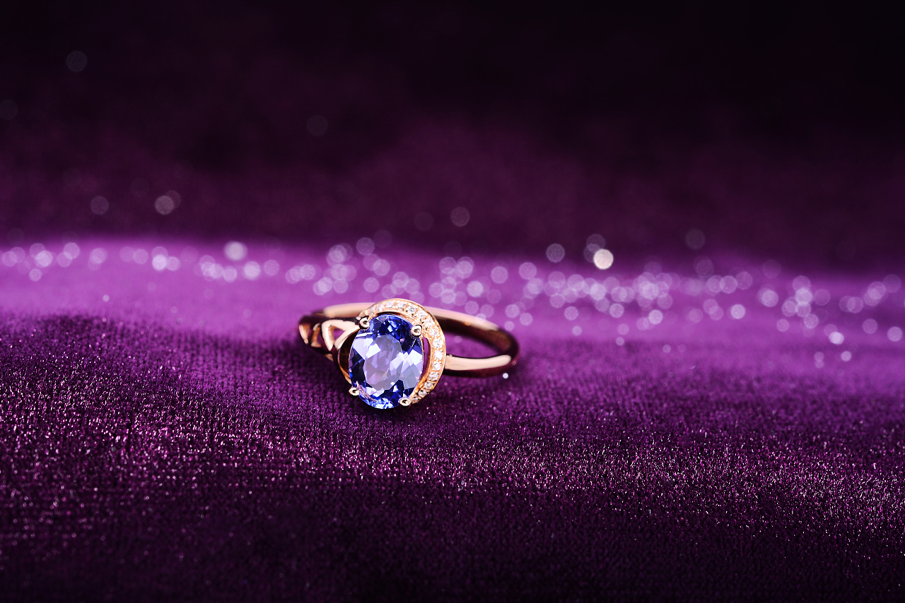 紫色钻戒戒指(淡紫色钻石戒指图片)