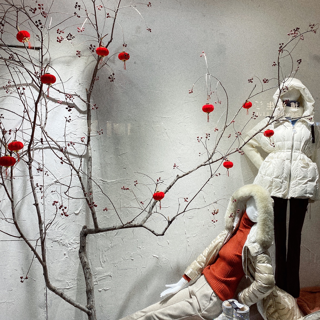 在橱窗里找寻“年味。”