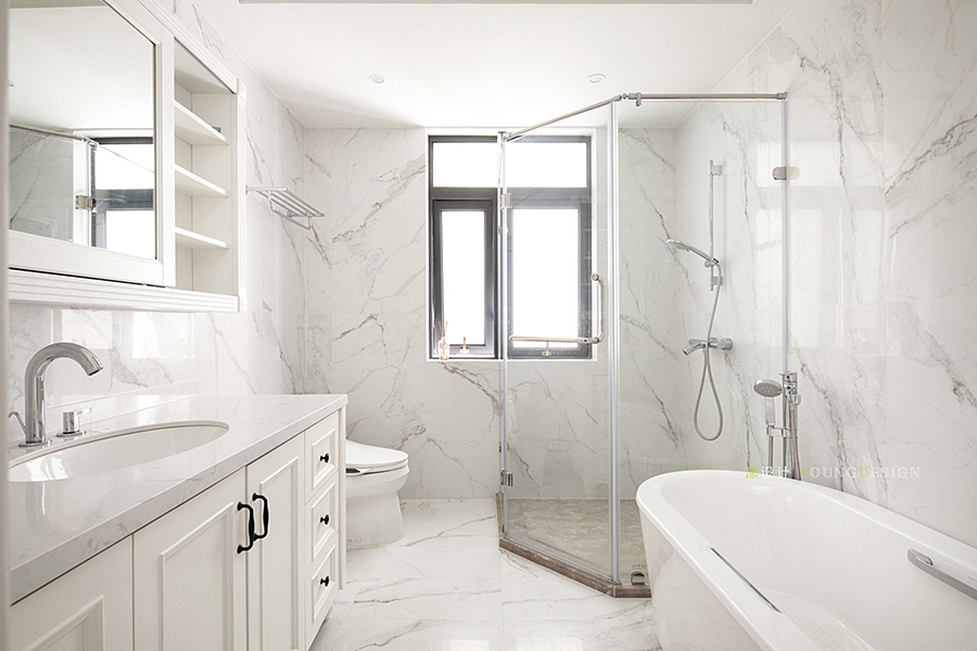 主卫墙面铺贴大尺寸的大理石纹白色瓷砖,地面延续大理石纹的款式,浴室