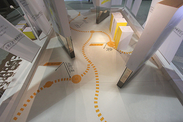地面方向导示设计来源于丝绸之路的线路和节点。也同时将空间划分区域。