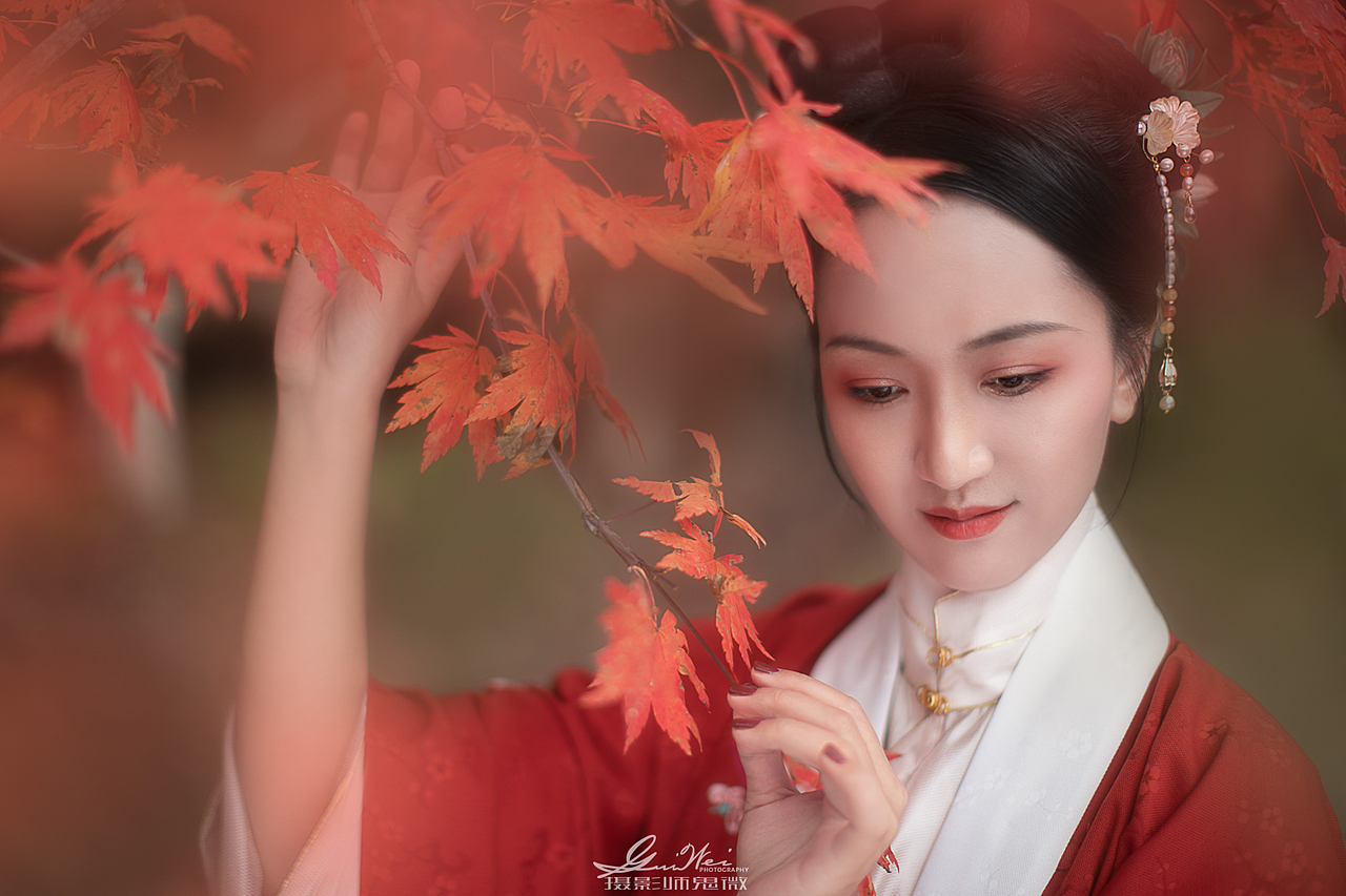 秋天，赴一场与红叶的约会（图ZMjMyMDkzOTMy） - 人像摄影 - 站酷设计师摄影师鬼微原创素材 - 站酷ZCOOL