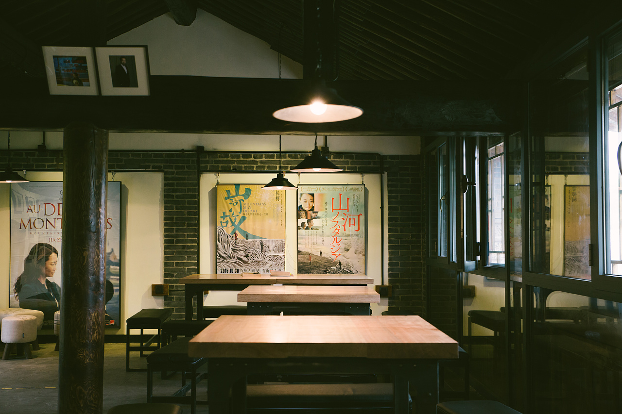 在贾(gǔ)街上有一家"@贾樟柯 山河故人家厨"电影主题餐厅