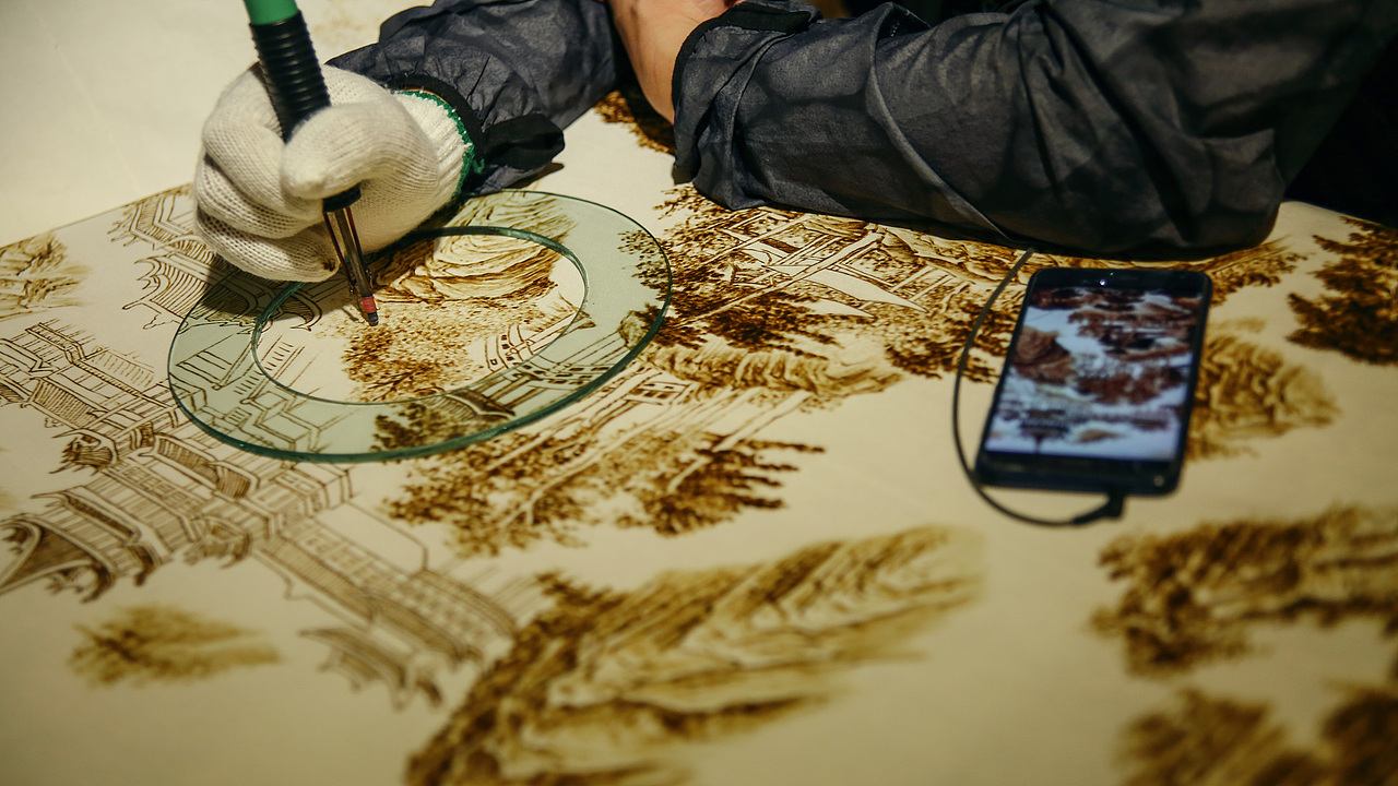 烙画,中国传统艺术珍品,用火烧热烙铁在物体上熨出烙痕作画