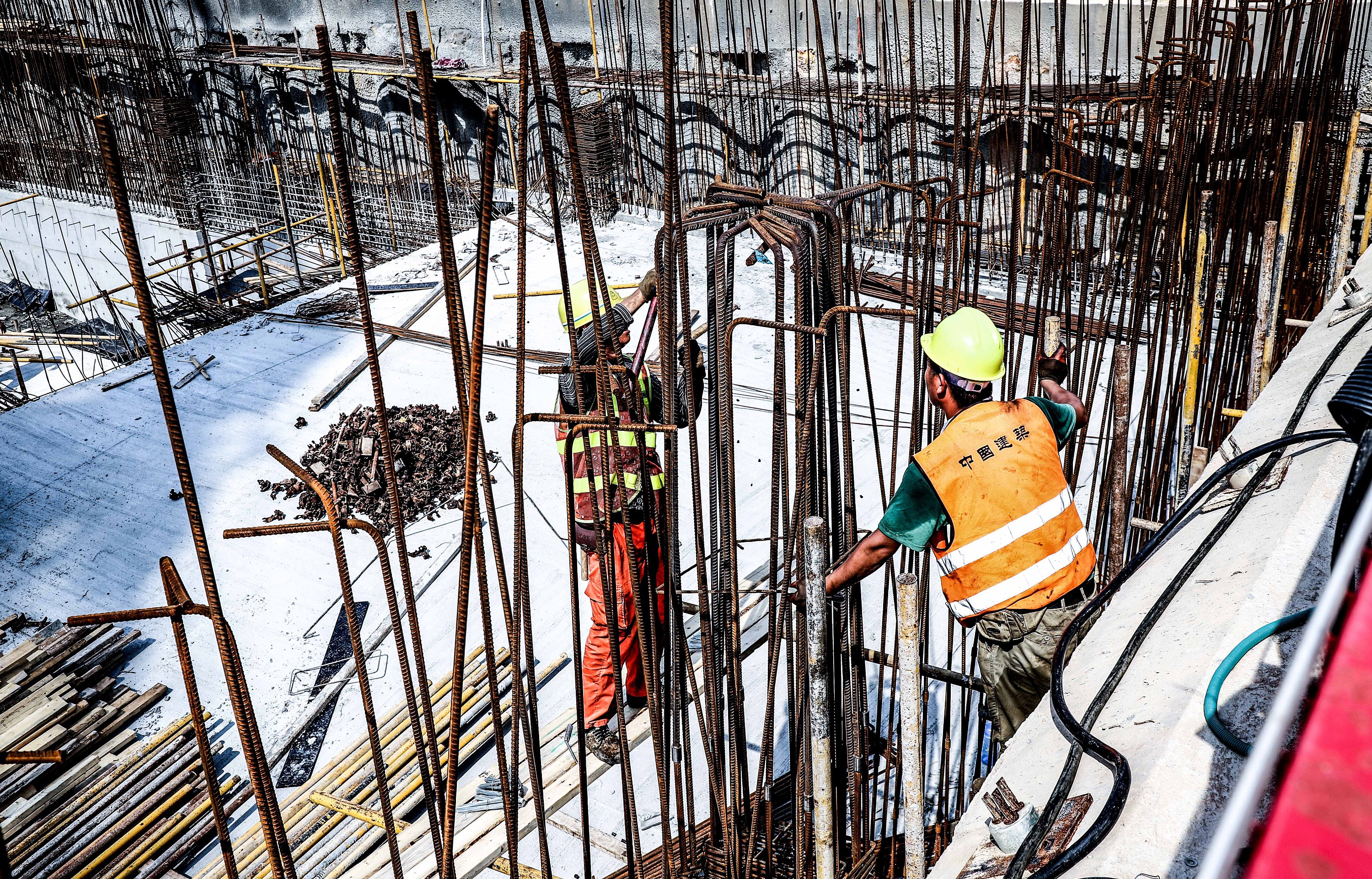 공사장에서 노동자들이 공사를 하고 있다 사진 무료 다운로드 - Lovepik