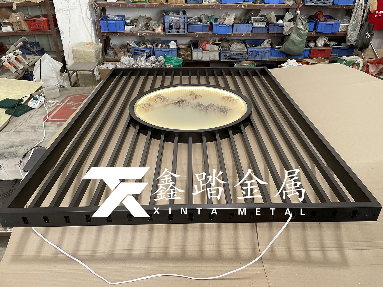 乱纹钛金实心铝板雕花中夹8mm白砂钢化玻璃隔断实拍图