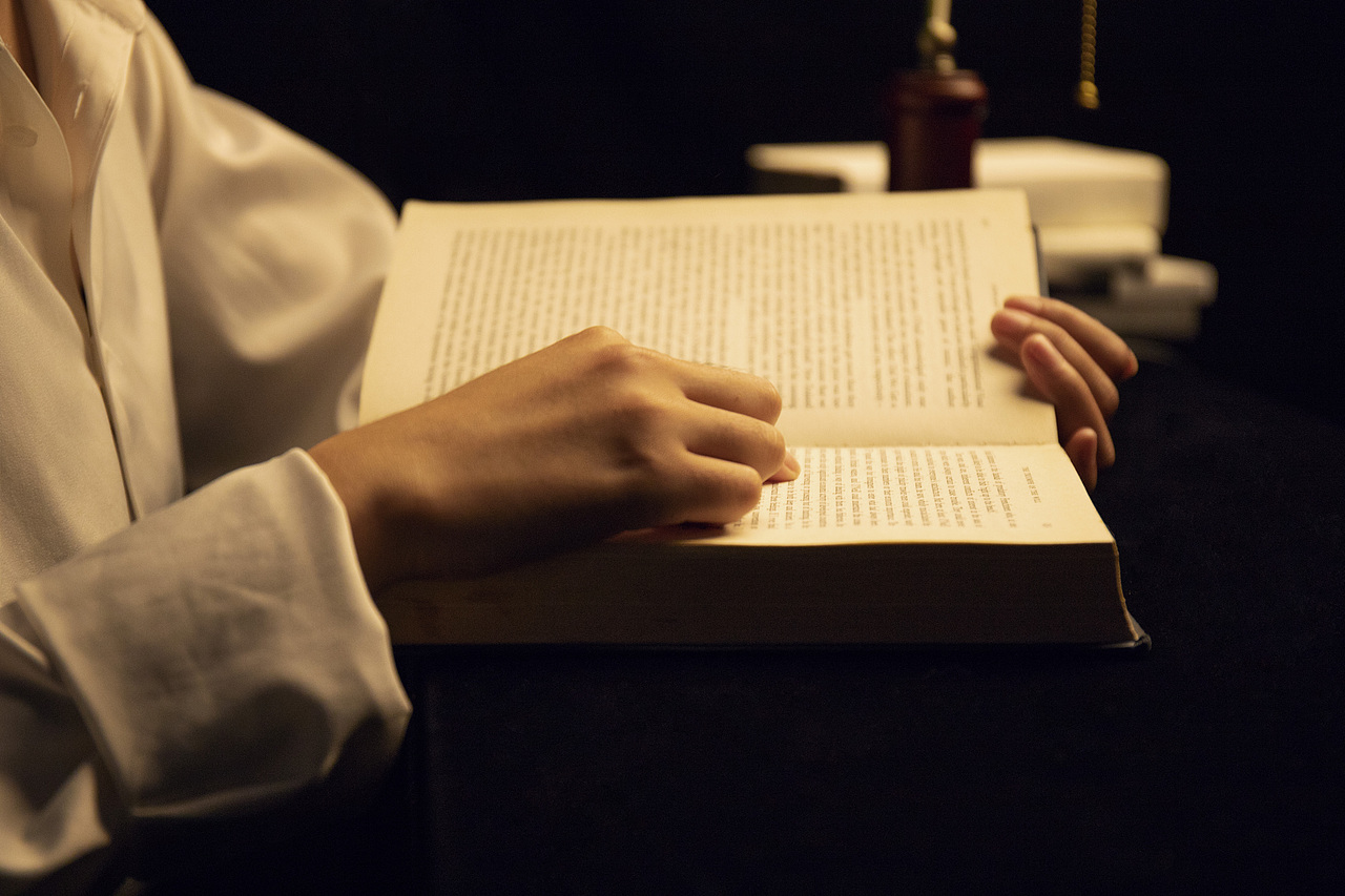 一盏灯,一本书,一个人