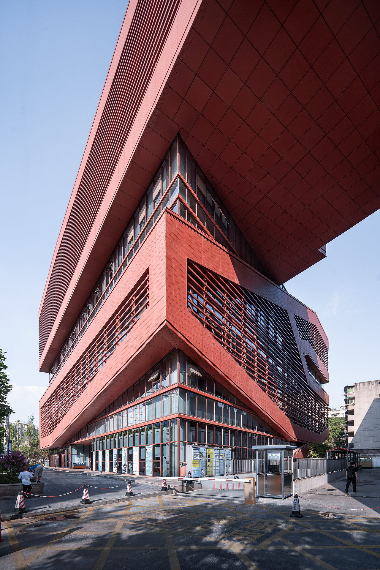 "空中横向悬挑": 成都金牛区图书馆及外化成中学