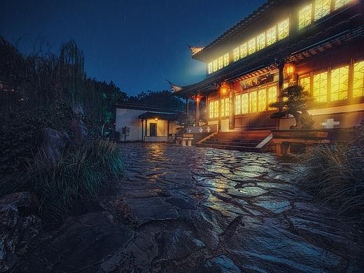《夜雨瞻园》