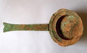 烫斗
中国古代的熨斗比外国发明的电熨斗早了1880年,是世界上第一个发明并使用熨斗的国家。