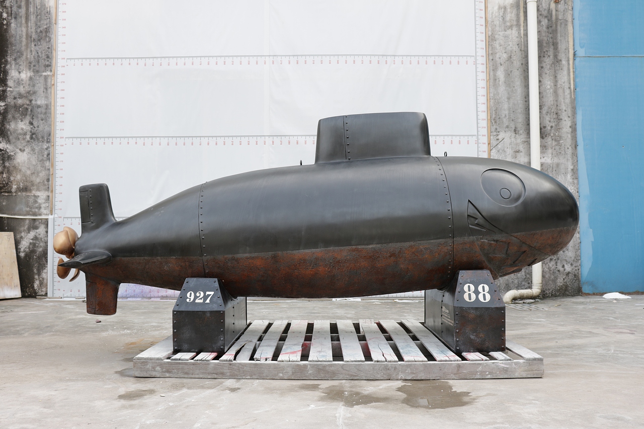 户外广场形象景观摆件定制玻璃钢潜艇造型雕塑道具装饰