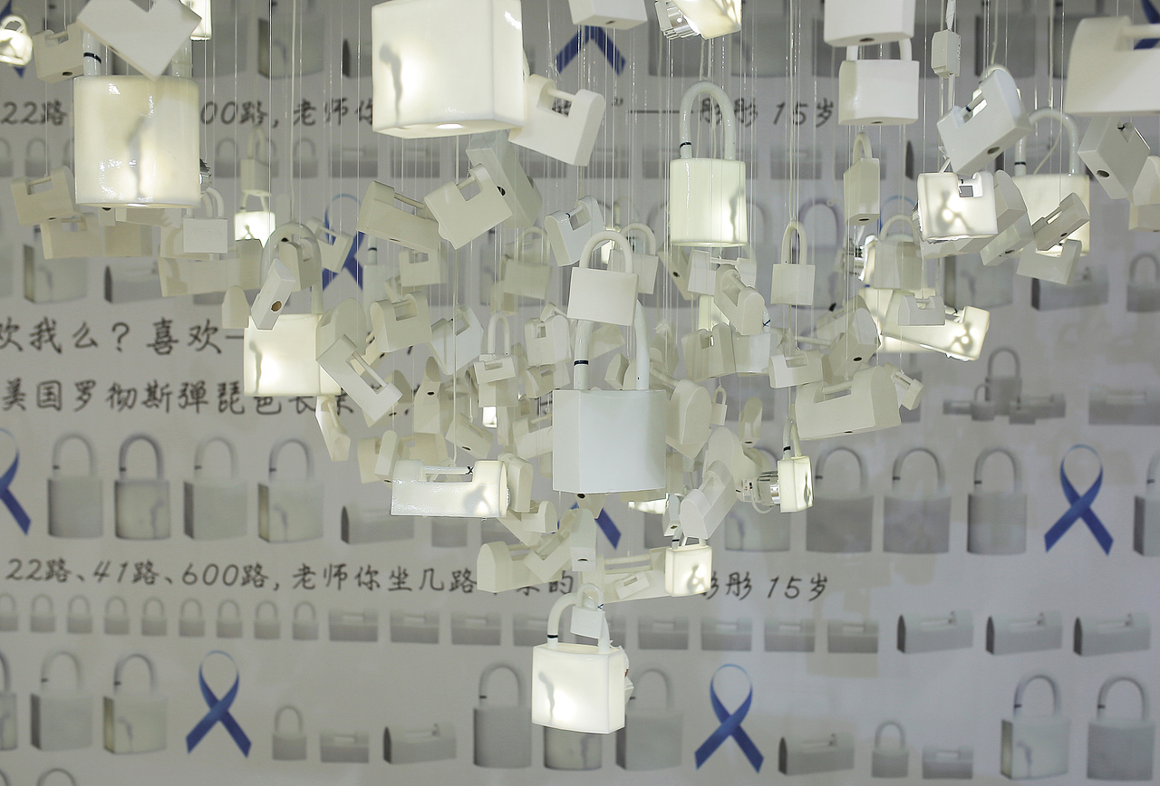 却在这个世界上承受压力