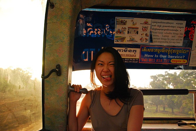 Holly自认为自己是一个诗人。她喜欢写不着边际的句子多过于写日记。最幽默的是她在车上不知如何精力大涨诗性大发，每隔一小段时间就推醒我秀她的大作。要知道我雅思阅读的最高分数才达到5分，完全就是半文盲，她的句子里面我认识的除了IS就是ARE,好不容易醒盹看了几句之后上下眼皮又要打架，苦苦挣扎还面带羞涩地问这句话表达的深意是什么呢？苦不堪言。
       深夜降临之后我们的大诗人终于萌生困意，但只恨我的困意已经被她消磨殆尽，夜车的那一大段我都在直愣愣地望着前方，因为我们坐在双层巴士的第一排，所以前面的景色一览无余——一片黑暗。开夜大巴的司机果然牛逼闪闪，感觉80迈左右的速度他在没有路灯的一片黑暗中不开远光灯从容游走，熟能生巧是真谛。<br>       在快凌晨的时候我们抵达目的地，像各个景点一样旅行巴士只要一停车，各位等待许久的导游车夫就如迎接财神爷一般一拥而上，瓜分这片人群。我们在几轮的讨价还价之后选择了一个叫GANTER的车夫，他拉着我们到了预定好的酒店，并且讨好了接下来3天包车的费用——每人每天20美金。