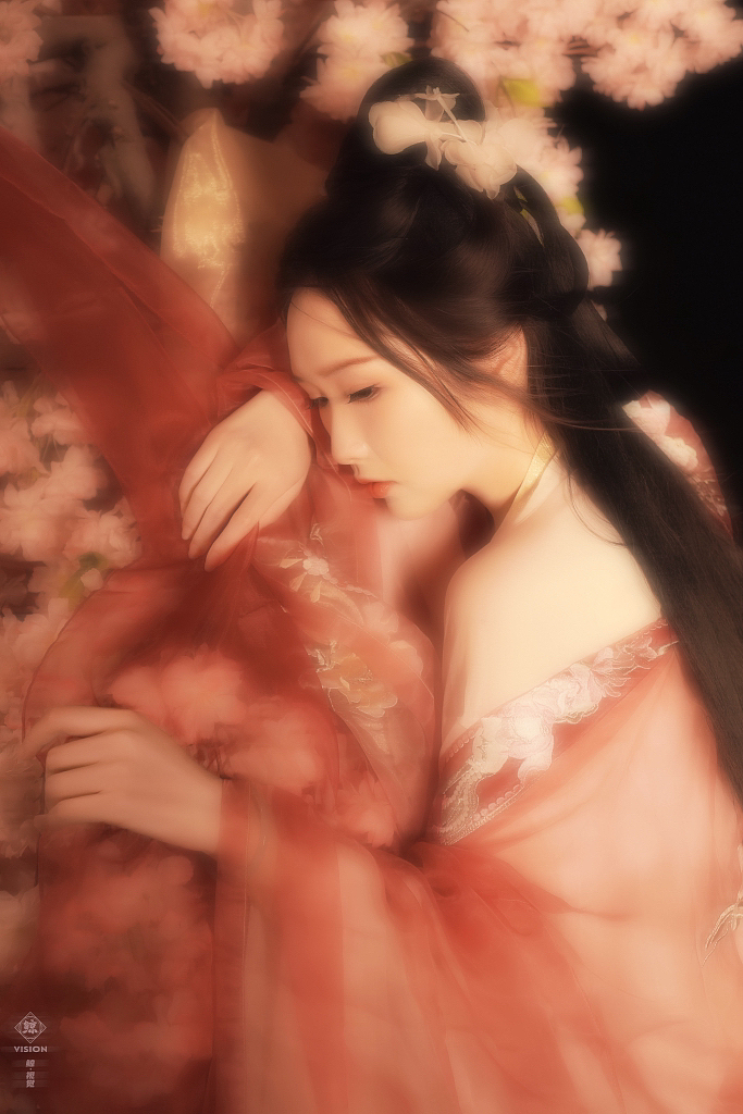 情人手里的朦胧感【汉服】（图ZMzE0MTU5MzY4） - 人像摄影 - 站酷设计师摄影师Whale原创素材 - 站酷ZCOOL