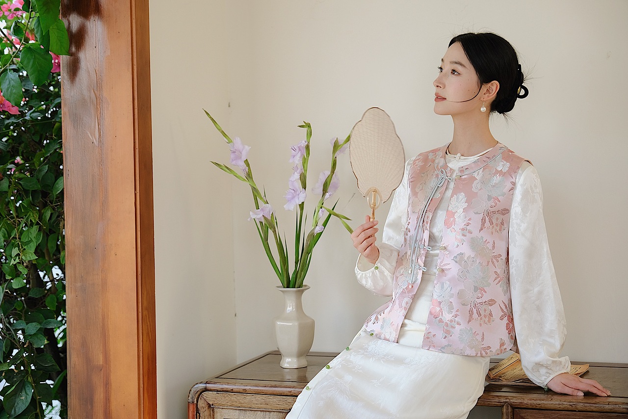 服装拍摄|山有色 2024春季新中式服装拍摄（图ZMzYwNTYyNDMy） - 人像摄影 - 站酷设计师小黑Ray_原创素材 - 站酷ZCOOL