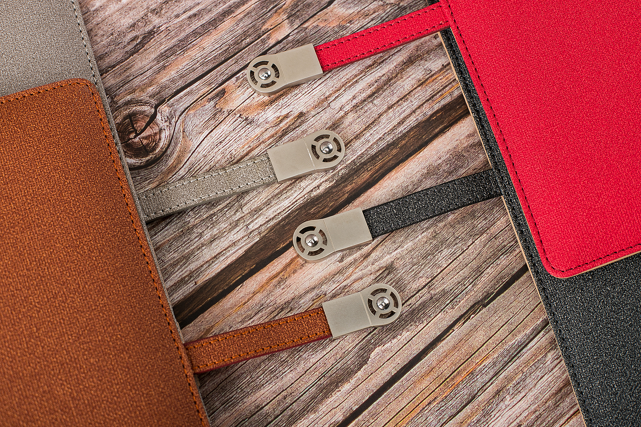 方便携带的纽磁扣内置电源记事本